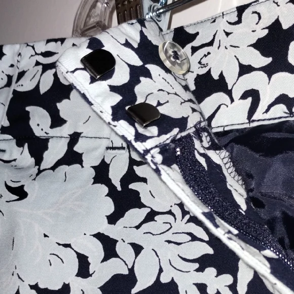 Ann Taylor Black and Baby Blue Floral Women Shorts Cargos - Picture 3 of 10